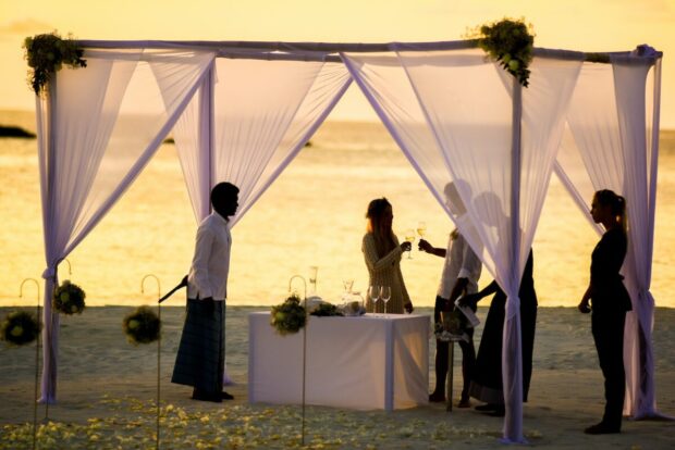 5 Tips to Plan a Destination Wedding on a Budget &#038; Save Thousands