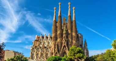 Navigating Barcelona Like a Local: A Travel Guide (2024)